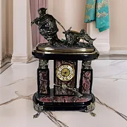 Подарочные интерьерные часы «Охота на кабана» из родонита — фотография 1