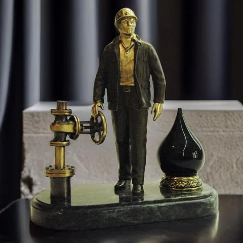 Бронзовый сувенир «Работник нефтяной промышленности 4» — оригинальный подарок