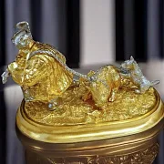 Подарочная композиция «Охотник с кабаном» из латуни — фотография 1