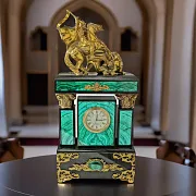 На память: Каминные часы «Георгий Победоносец» из малахита — фотография 1